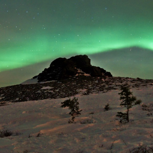 Cylindrical northern lights displaying vibrant colors across night sky